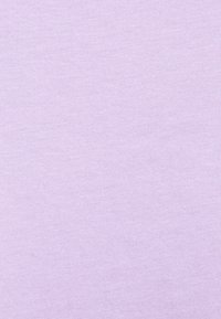 Ljust lila, mjukt bomullstyg med en slät textur och fint stickat mönster, jämnt vävt utan synliga dekorationer eller designelement.