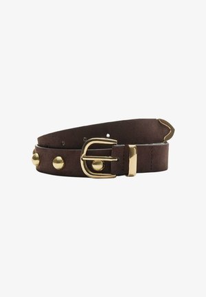Ceinture en suede marron avec une boucle en métal doré et des clous ronds. Texture lisse, ajustable avec plusieurs trous pour des options de taille.