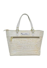 Beige Tote-Bag mit Krokodilprägung, ausgestattet mit silbernen Beschlägen, zwei Griffen und einer vorderen Reißverschlusstasche für zusätzliche Funktionalität.