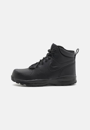Czarny wysokiej jakości but trekingowy Nike z teksturowanej skóry, z wyściełanym kołnierzem, sznurowaniem z przodu, pętelką na pięcie i wytrzymałą gumową podeszwą.