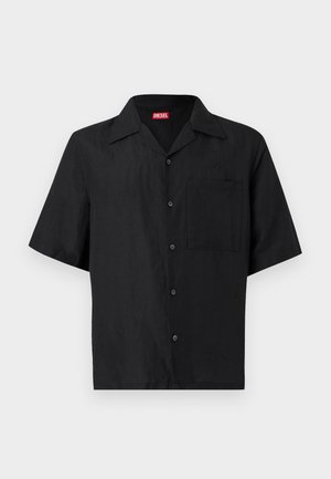 Μαύρο πουκάμισο με κοντά μανίκια και κουμπιά, με γιακά, μονή τσέπη στο στήθος και κόκκινη ετικέτα Diesel μέσα στη γραμμή του λαιμού.