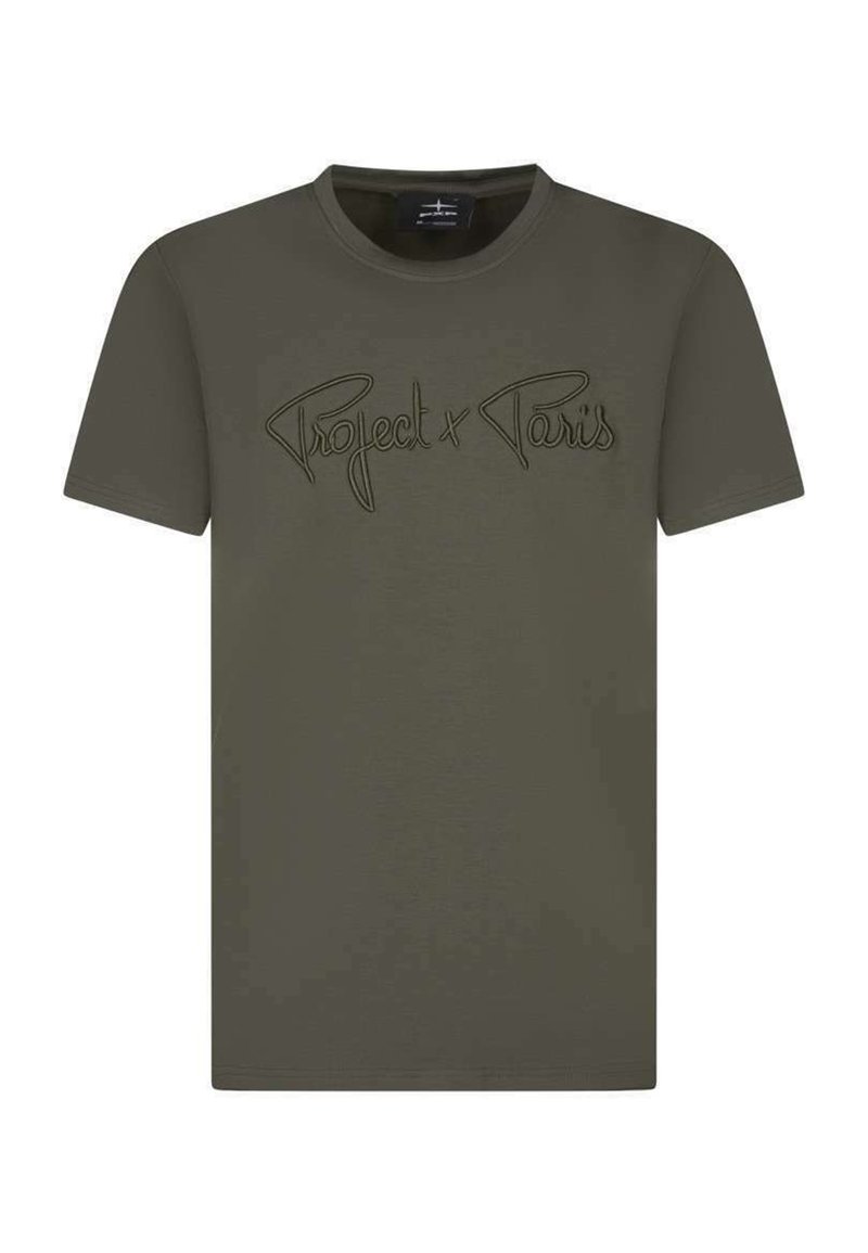 T-shirt en coton vert olive avec des manches courtes, col rond, présentant le texte brodé "Project x Paris" sur la poitrine dans un fil contrastant.