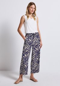 Street One GEMUSTERTE WIDE LEG - Trousers - blau
