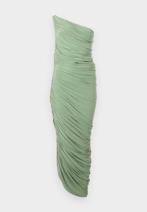 Vestido verde menta de un solo hombro con textura arrugada, diseño ajustado y dobladillo asimétrico. Tela suave y elástica.