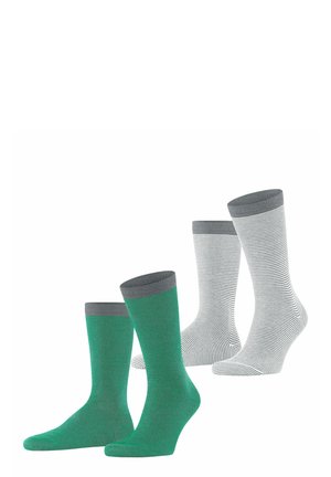 Zwei Paar Socken: ein einfarbiger grüner mit grauem Bündchen, ein grau-weiß gestreifter mit grauem Bündchen. Beide aus dehnbarem Material.