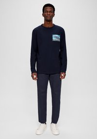 s.Oliver REGULAR MIT DOBBYSTRUKTUR - Chino - tiefblau