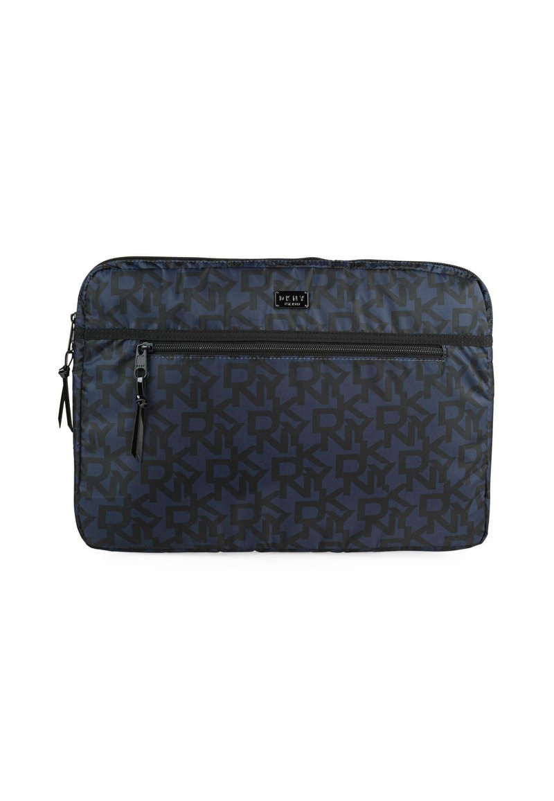 Funda de portátil de nailon negro con un patrón de logo repetido, que cuenta con un cierre de cremallera en la parte superior y un bolsillo con cremallera adicional en el frente. Textura suave.