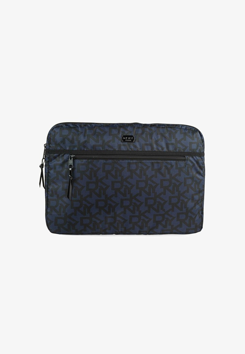 Funda de portátil de nailon negro con un patrón de logo repetido, que cuenta con un cierre de cremallera en la parte superior y un bolsillo con cremallera adicional en el frente. Textura suave.