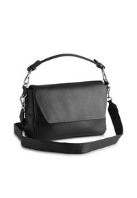 Borsa a tracolla in pelle nera con superficie texture, chiusura a patta magnetica, tracolla rimovibile e accessori in metallo argentato.
