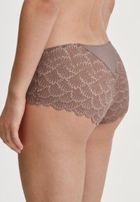 Lingerie boyshorts in morbido taupe con un motivo floreale e bordi ondulati; pannello in tessuto liscio sul retro e vestibilità a vita media.