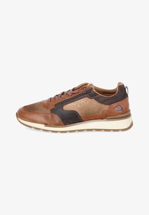 Bruine herensneaker van multitone leer en suède met veters aan de voorkant, zijrits, geperforeerde details en beige rubberen zool.