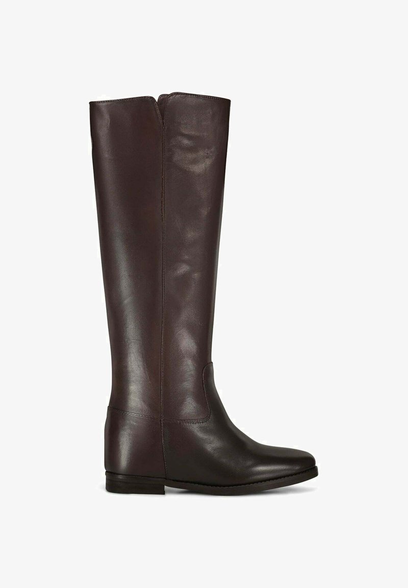 Botte en cuir marron foncé, haute, avec une semelle plate et un bout rond, fermeture éclair sur le côté et finition lisse.