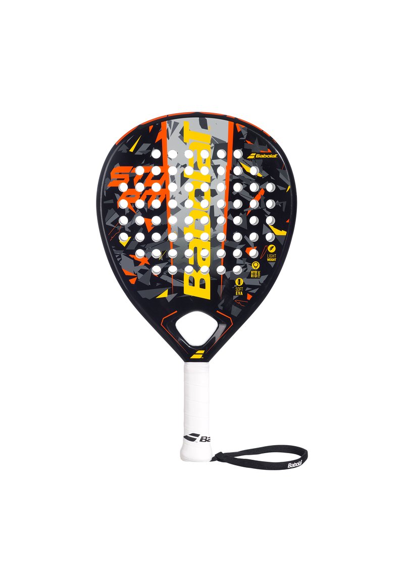 Babolat padelracket met een ronde vorm, zwarte basis, feloranje en gele accenten, geperforeerd oppervlak en een gestructureerde witte grip.