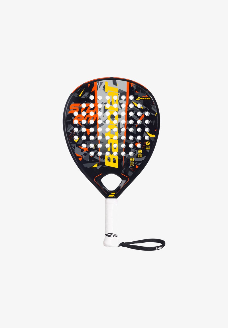 Racchetta da padel Babolat con forma arrotondata, base nera, accenti arancioni e gialli brillanti, superficie perforata e impugnatura bianca texturizzata.