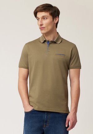 Polo majica maslinaste boje s ovratnikom, kratkim rukavima i džepom na prsima. Sadrži plavi naglasak na ovratniku i detalj teksture.