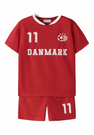 Ensemble maillot et short de sport rouges avec col blanc, numéro 11 sur le maillot et le short, texte "DANMARK" et logo ballon de football avec trois étoiles.