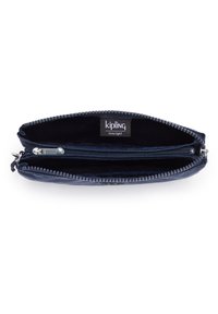 Kipling plånbok i marinblått med dragkedjestängning, texturerad utsida och dubbla fack. Har en märkesetikett inuti och metallisk dragkedjehardware.