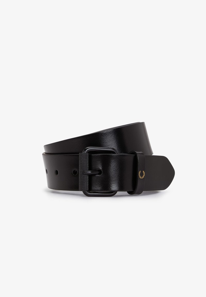 Ceinture en cuir noir enroulée avec une boucle rectangulaire noire mate et un petit emblème de laurier doré sur la passants de ceinture.