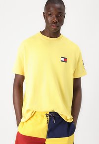 Tommy Hilfiger SAILING LOGO TEE UNISEX - Print T-shirt - soft sunflower