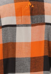 Orange, sort og grå plaid skjorte lavet af vævet stof. Har et lille broderet logo i orange og et klassisk ternet mønster.
