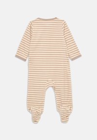 Beige og hvid stribet babybody med lange ærmer og lukkede fødder, vist fra bagsiden på en hvid baggrund.