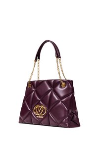 Borsa a spalla trapuntata viola con catene dorate e dettaglio logo. Realizzata in materiale lucido, presenta una forma rettangolare strutturata.