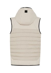 Gilet imbottito di colore crema con cappuccio, caratterizzato da cuciture orizzontali e bordo nero lungo il fondo. Include una patch con logo cucita sul retro.