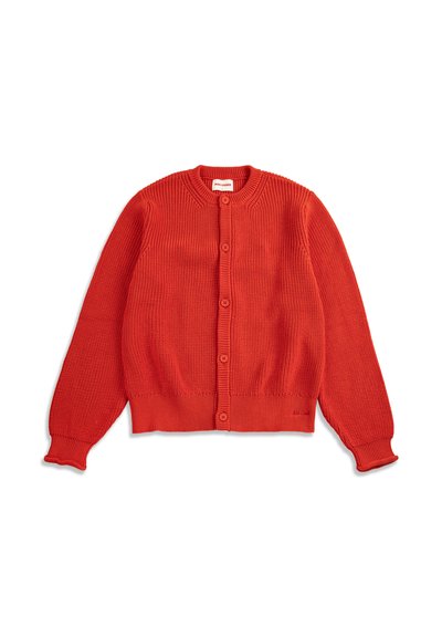 Cardigan rouge à manches longues en tricot, boutonné, avec poignets, col et ourlet côtelés, posé à plat sur un fond blanc.
