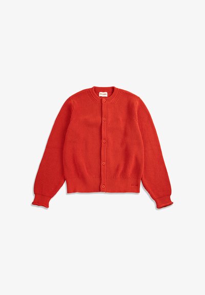 Cardigan rouge à manches longues en tricot, boutonné, avec poignets, col et ourlet côtelés, posé à plat sur un fond blanc.