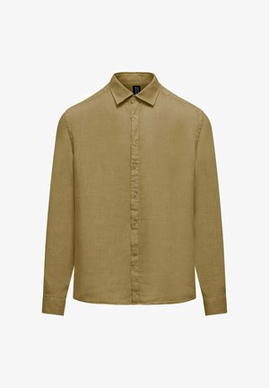 Męska koszula z długim rękawem zapinana na guziki, wykonana z jasnobrązowego lnu, z ostrym kołnierzykiem i zapinanymi na guziki mankietami, prezentowana na białym tle.