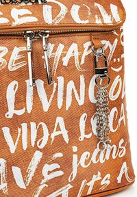 Bolso de mano sintético marrón con texto blanco y superficie texturizada. Cuenta con dos cremalleras y un acento de cadena plateada con un clip.