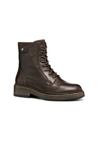 Bottines en cuir marron avec un design à lacets, bout arrondi et semelle en caoutchouc texturé. Présente un bouton pression décoratif sur le côté.