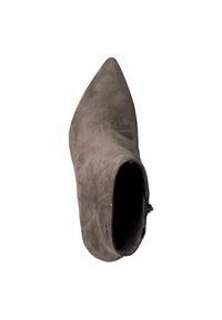 Cizmă de gleznă din suede gri, cu vârf ascuțit și fermoar lateral, având o textură netedă și o formă elegantă. Potrivită pentru diferite ocazii.