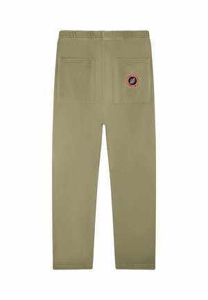 Pantalon couleur kaki avec taille élastique, deux poches plaquées à l'arrière et un patch logo circulaire sur la poche droite.