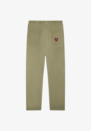 Pantalon couleur kaki avec taille élastique, deux poches plaquées à l'arrière et un patch logo circulaire sur la poche droite.