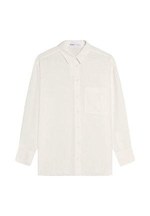Wit overhemd met lange mouwen, knoopsluiting, kraag en een enkele borstzak, plat weergegeven op een witte achtergrond.