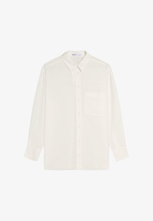 Wit overhemd met lange mouwen, knoopsluiting, kraag en een enkele borstzak, plat weergegeven op een witte achtergrond.