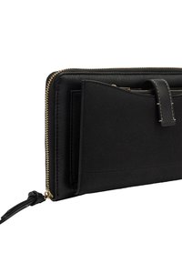 Czarny portfel z zamkiem wykonany z teksturowanej skóry, z kieszenią na karty z akcentem w postaci skórzanej taśmy i gładką podszewką z materiału.
