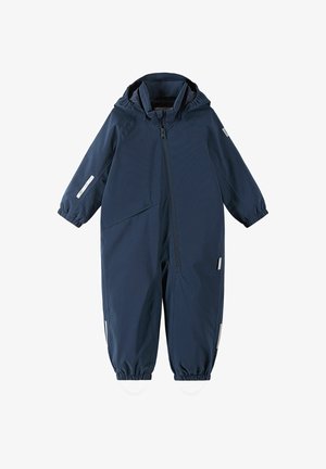 Granatowy kombinezon wykonany z wodoodpornego materiału, z zamkiem błyskawicznym z przodu, elastycznymi mankietami, kapturem oraz odblaskowymi elementami na ramionach.