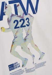 Løber med nummer 223 i bevægelse, lagdelt effekt, "OFF DUTY GEAR" og teknisk tekst nedenunder.