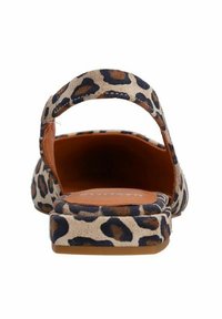 Leopardenprint platte schoen met een zachte suède textuur, ronde achterkant en bruine accenten. Open ontwerp met een minimale hak.