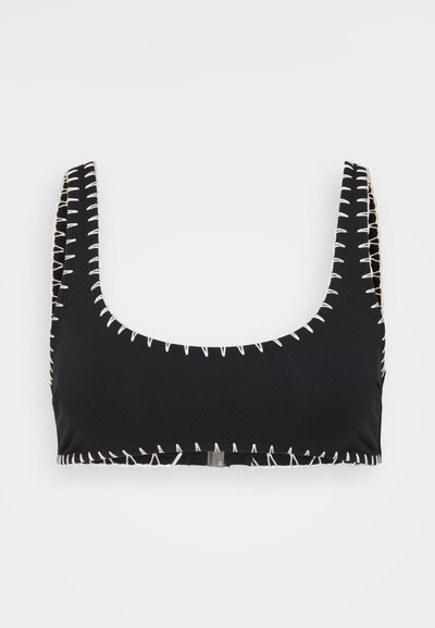 Svart bikini topp med firkantet utringning, skulderstropper og hvite kontrastsømmer langs kantene. Glatt, elastisk stofffinish.