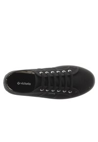 Sneaker in tela nera a scarso con lacci neri, occhielli metallici e un logo "Victoria" sulla soletta e sull'etichetta laterale.