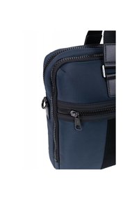 Donkerblauwe stoffen tas met een gestructureerd oppervlak, zwarte accenten en een voorzak met rits. Bevat een zwarte schouderband en ritslip.