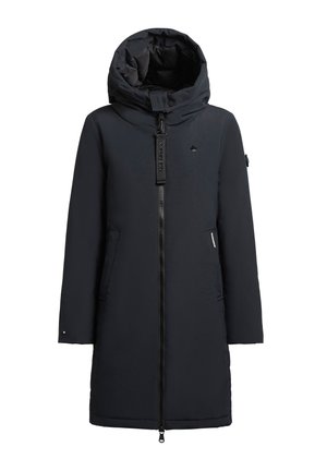 Parka nera, isolata, con un ampio cappuccio, zip frontale, due tasche laterali e un'etichetta con logo. Presenta una texture liscia e un design lungo fino al ginocchio.