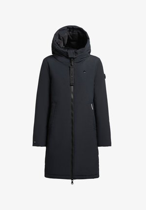 Parka nera, isolata, con un ampio cappuccio, zip frontale, due tasche laterali e un'etichetta con logo. Presenta una texture liscia e un design lungo fino al ginocchio.