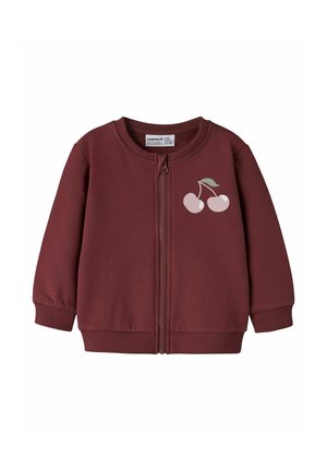 Bordowa kurtka dla malucha zapinana na zamek, z prążkowymi mankietami i ściągaczem u dołu, z małym nadrukiem wiśni na lewej piersi.