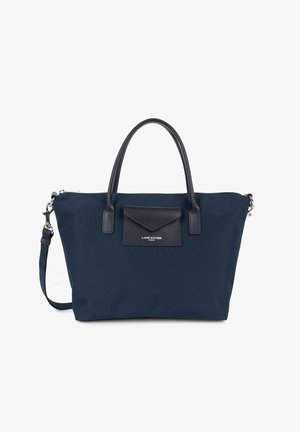 Sac en tissu bleu marine avec des poignées en cuir et une poche à rabat. Caractéristiques en métal argenté et une bandoulière amovible.