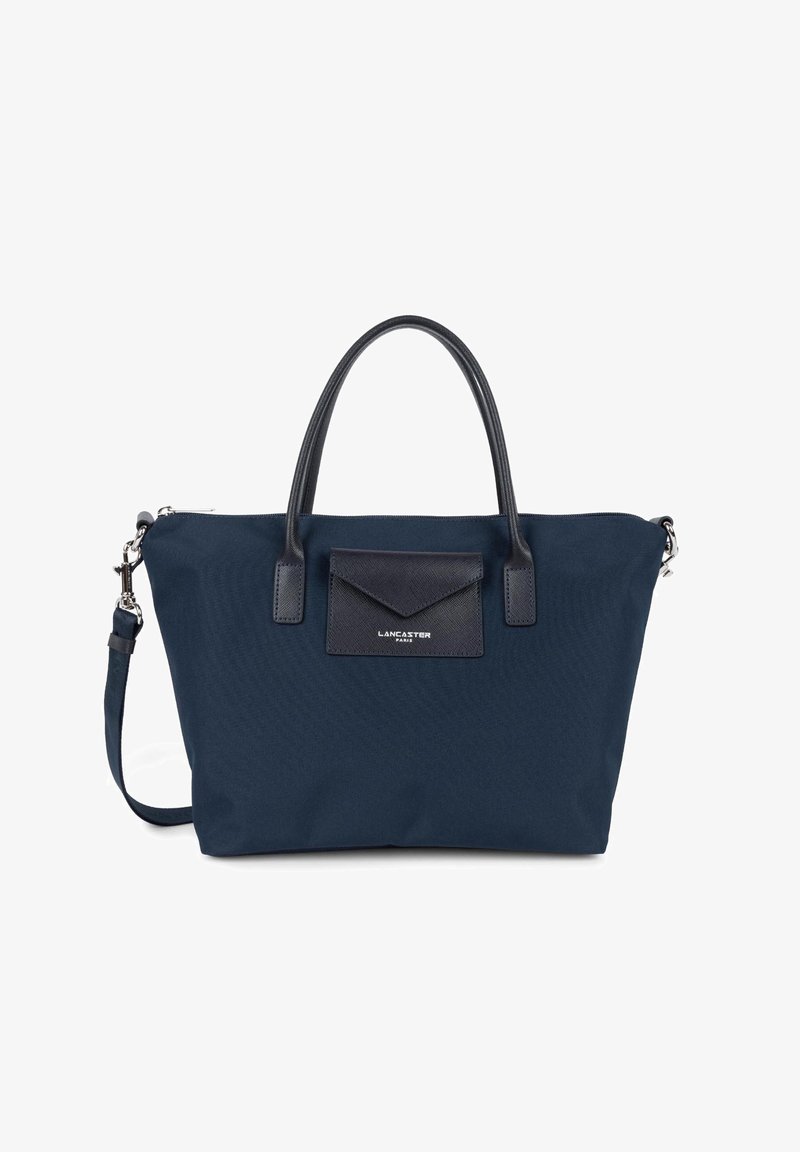 Borsa in tessuto blu navy con manici in pelle e tasca a pattina. Comprende accessori in tono argento e una tracolla rimovibile.