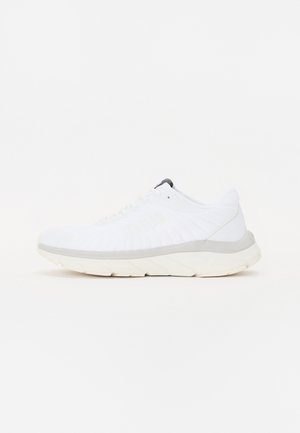 Scarpa sportiva bianca con upper in maglia, motivo a onde e dettagli grigi. Presenta una suola leggera e un design della punta arrotondata.